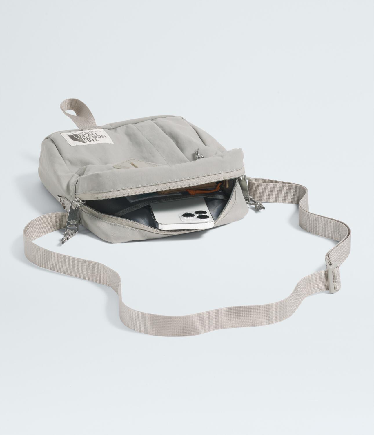 Bolso Berkeley Crossbody Gris Unisex The North Face - imagen 4